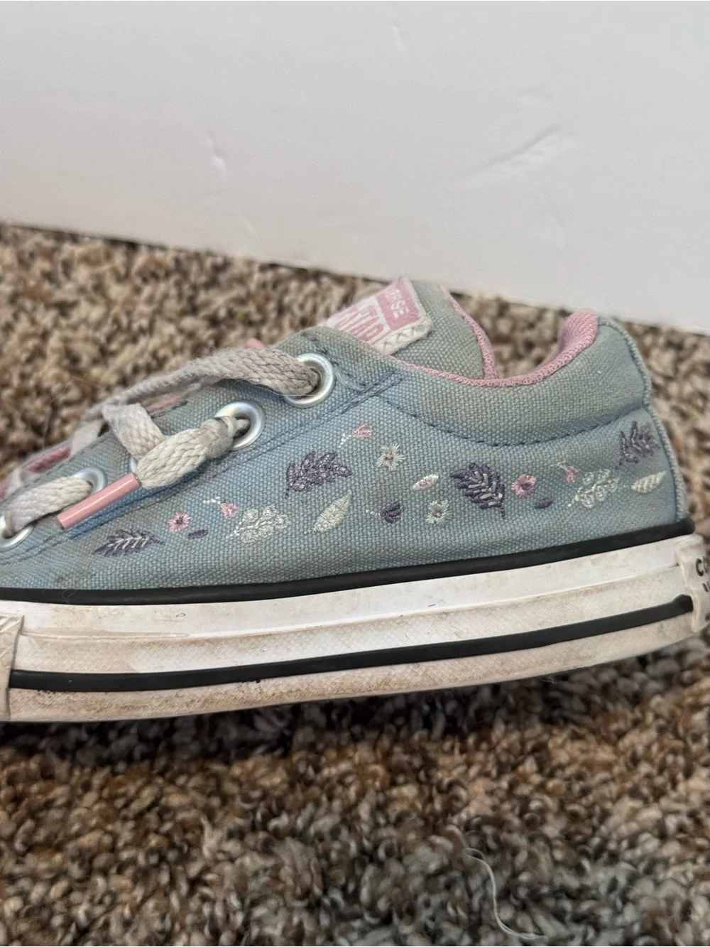 Converse Kids Low-Top Sneakers in Blue and Pink
